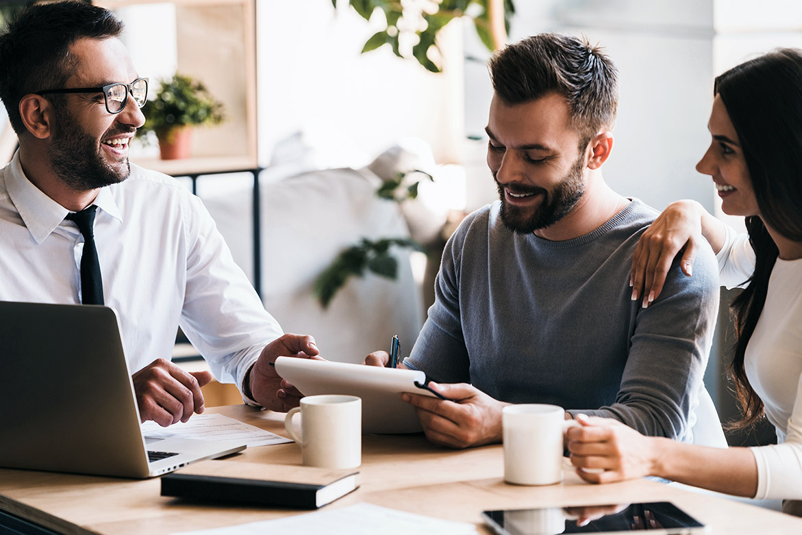 what does a loan officer do, officer with man and woman